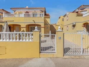 2 bedroom Semi-detached Villa for sale in Orihuela Costa with pool - € 185,000 (Ref: 9714775)
