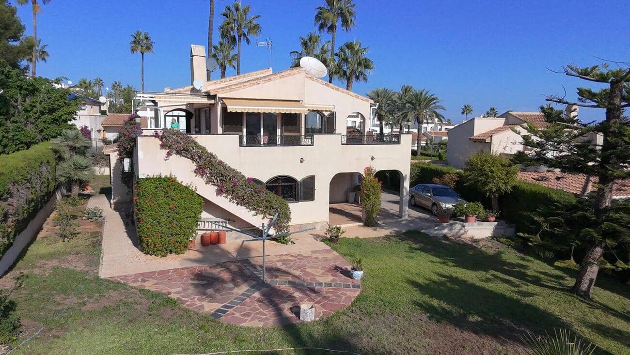 Chalet de 3 habitaciones en Villamartin en venta - 639.000 € (Ref: 9714799)