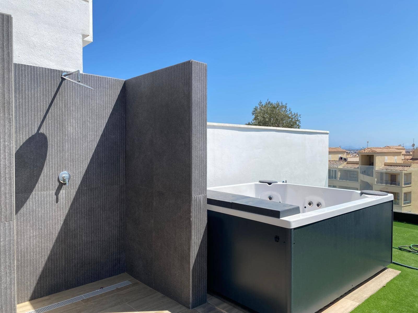 Ático de 3 habitaciones en Torrevieja en venta con piscina - 642.500 € (Ref: 9714803)