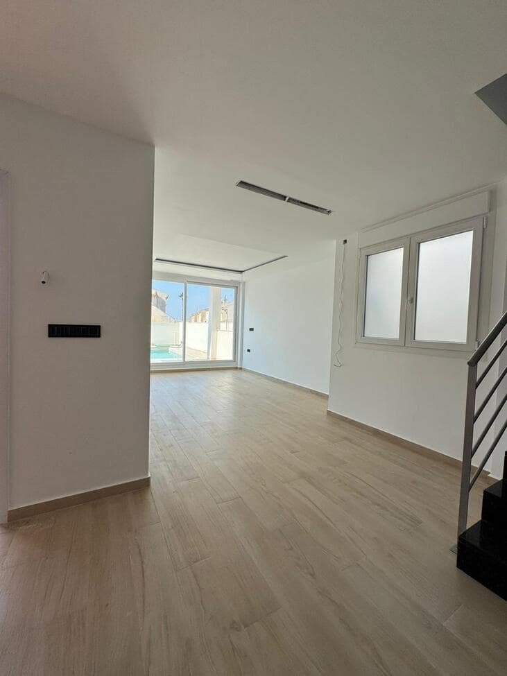 3 slaapkamer Villa te koop in Torrevieja met zwembad - € 640.000 (Ref: 9714814)