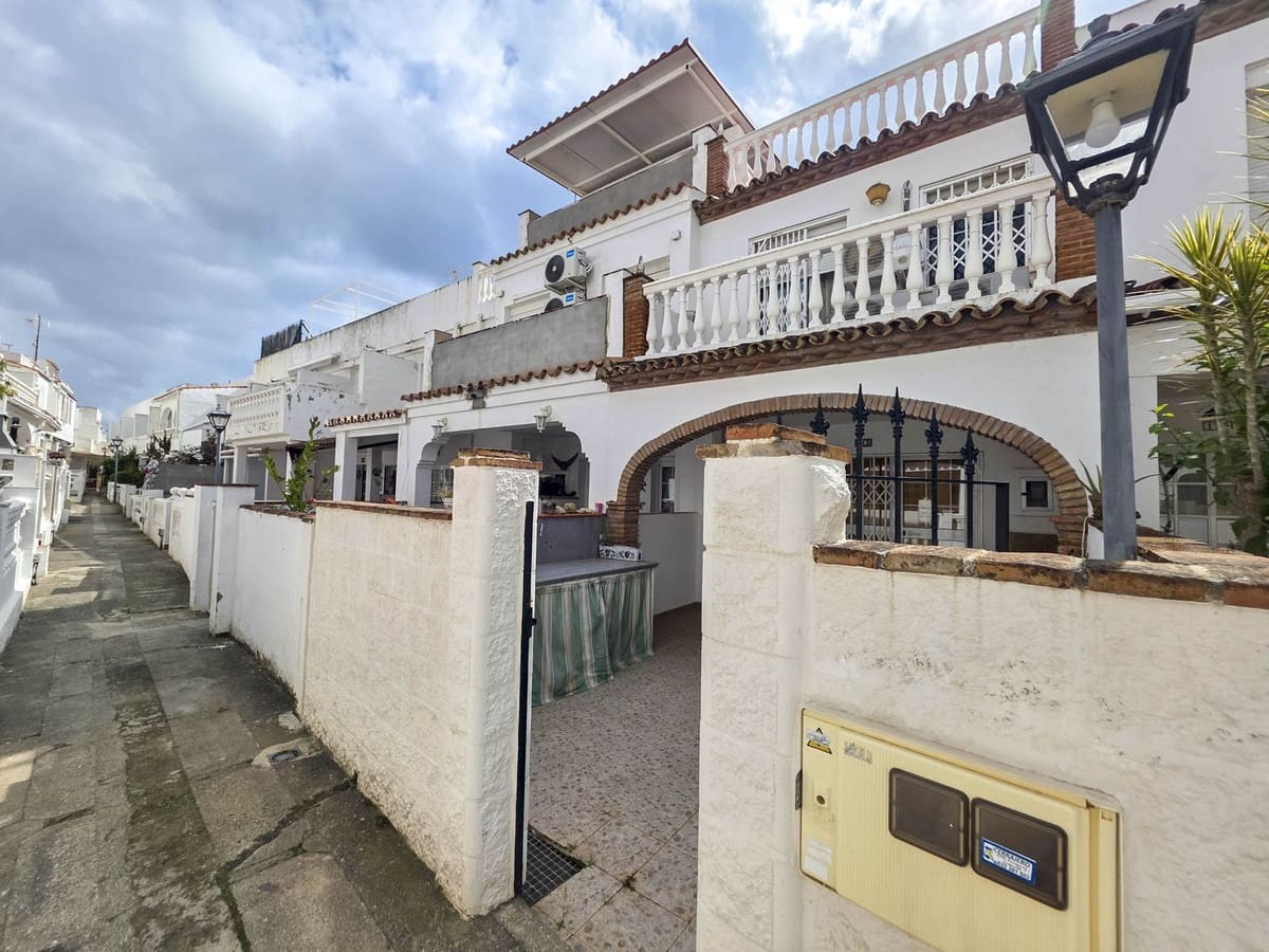 2 bedroom Townhouse for sale in La Duquesa / Puerto de la Duquesa with pool garage - € 245,000 (Ref: 9721533)