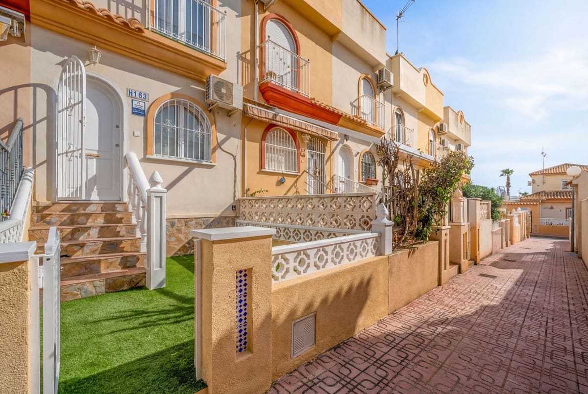 2 bedroom Townhouse for sale in La Florida with pool - € 205,000 (Ref: 9721534)