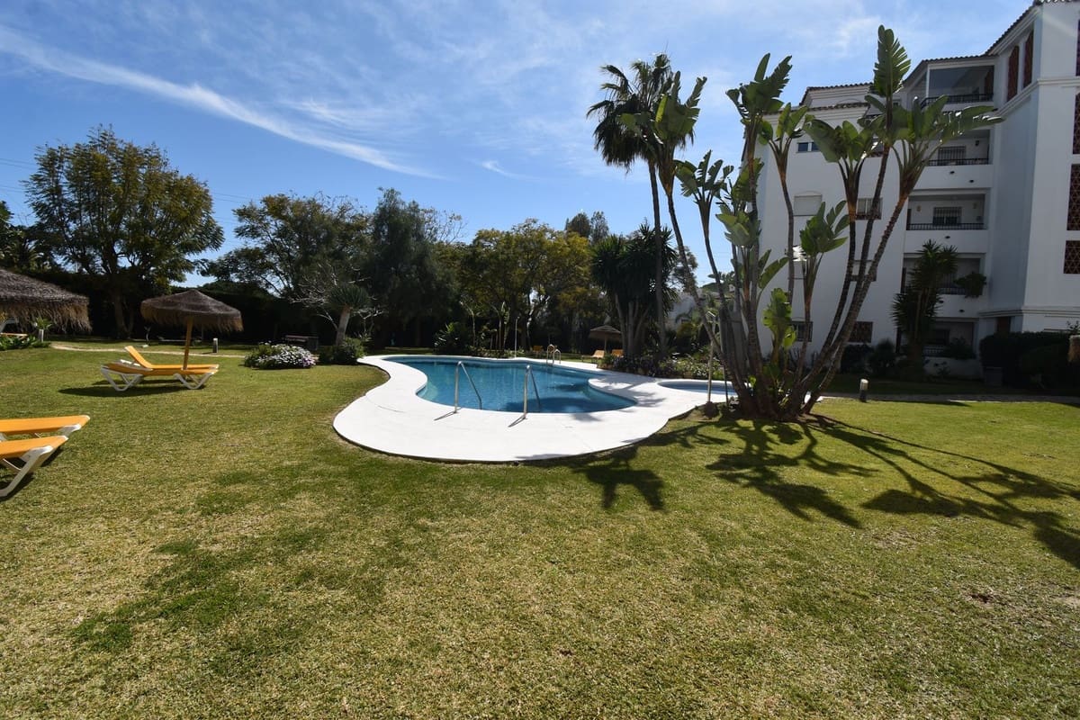 2 bedroom Apartment for sale in Calahonda with pool garage - € 330,000 (Ref: 9726551)