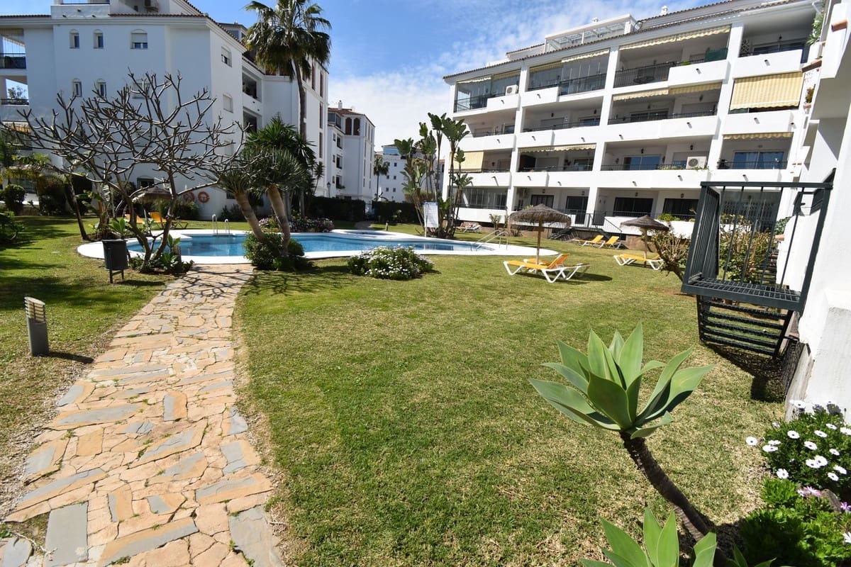 2 bedroom Apartment for sale in Calahonda with pool garage - € 330,000 (Ref: 9726551)