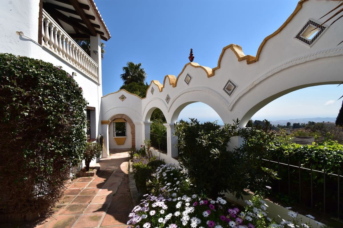 4 bedroom Villa for sale in Mijas with pool garage - € 1,399,000 (Ref: 9726568)