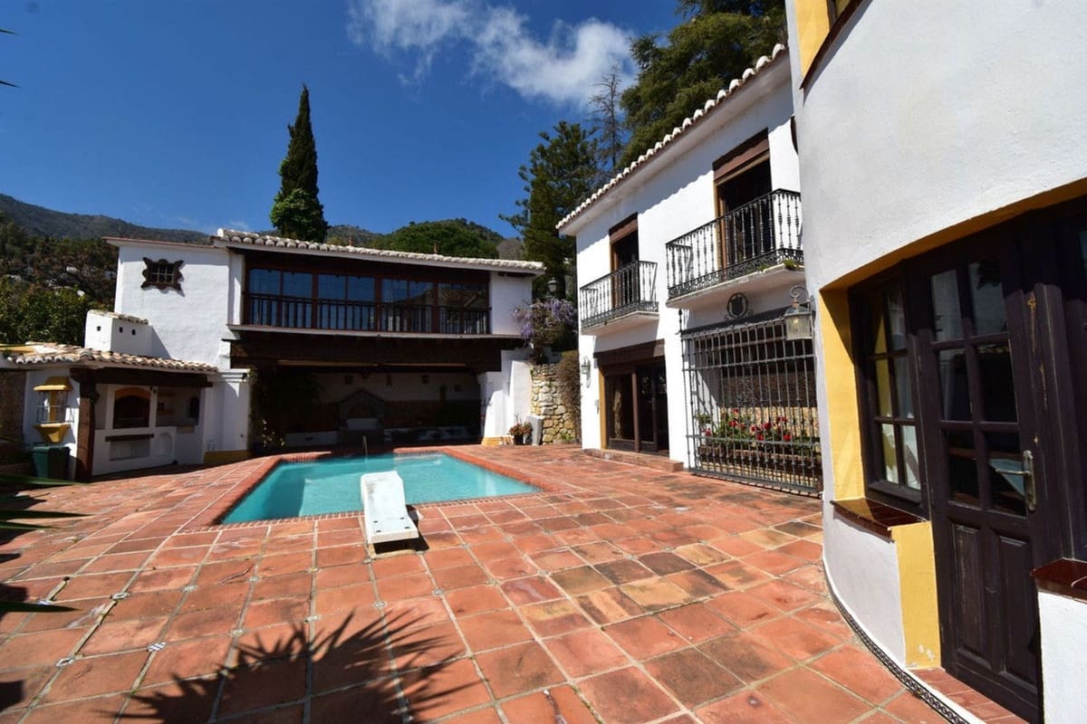 4 bedroom Villa for sale in Mijas with pool garage - € 1,399,000 (Ref: 9726568)