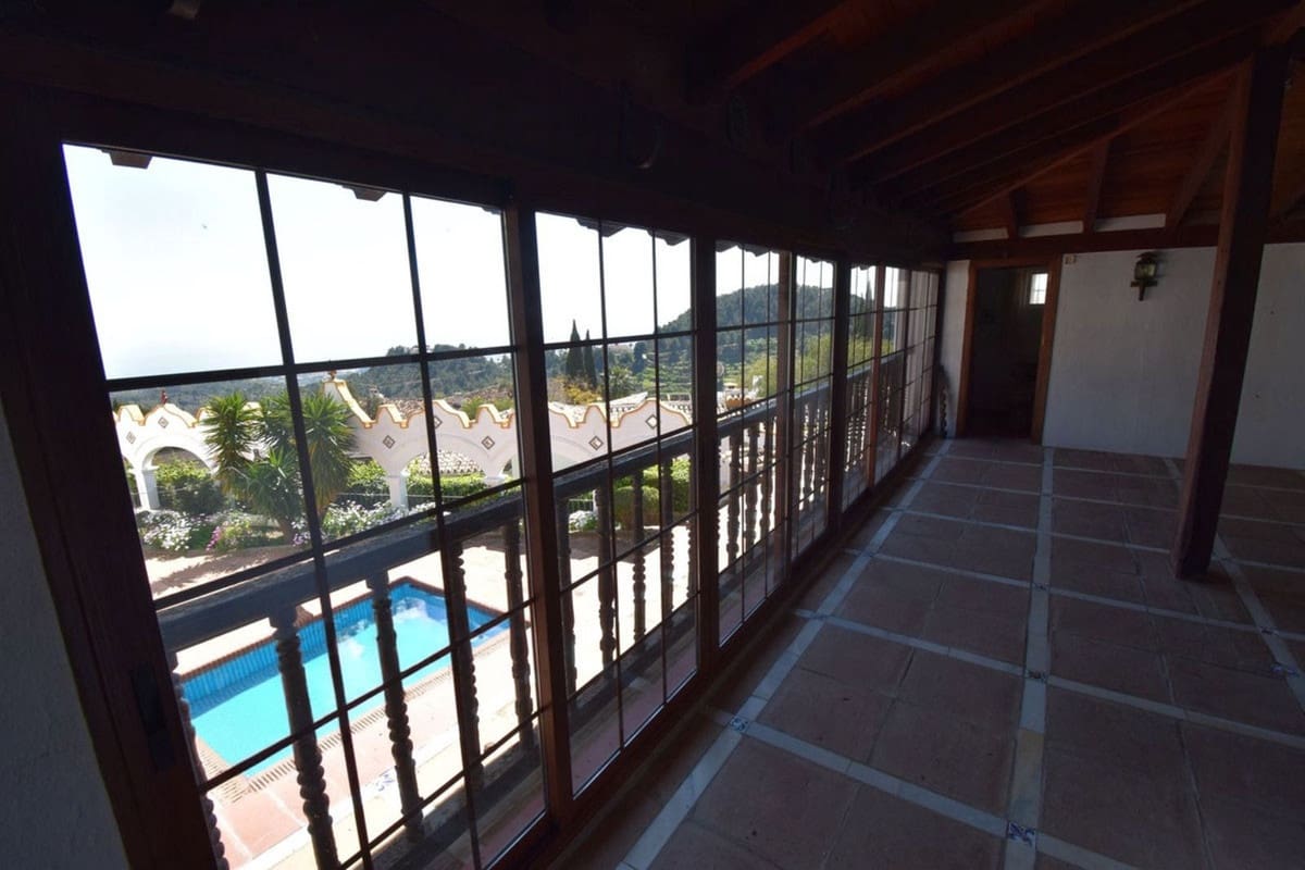 4 bedroom Villa for sale in Mijas with pool garage - € 1,399,000 (Ref: 9726568)