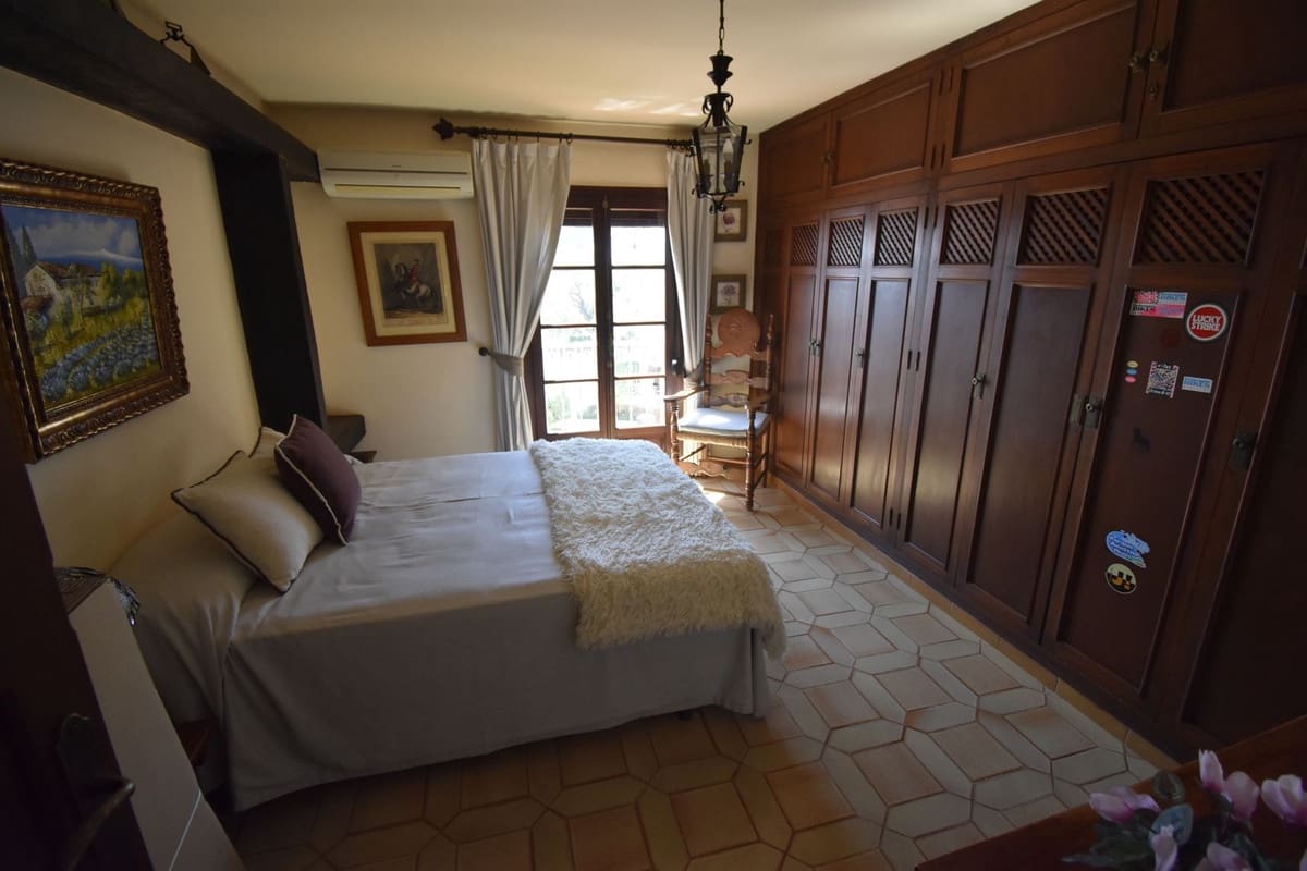 4 bedroom Villa for sale in Mijas with pool garage - € 1,399,000 (Ref: 9726568)