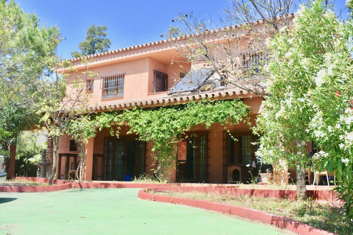 4 bedroom Villa for sale in Entrerrios with pool garage - € 1,195,000 (Ref: 9731157)