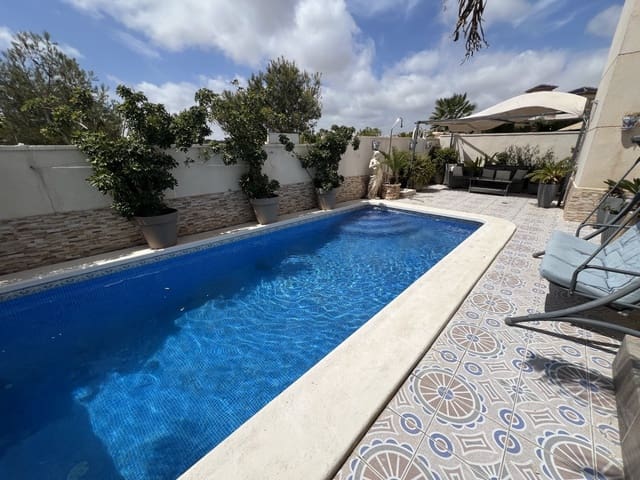 Chalet de 4 habitaciones en La Zenia, Orihuela en venta - 399.000 € (Ref: 9735439)