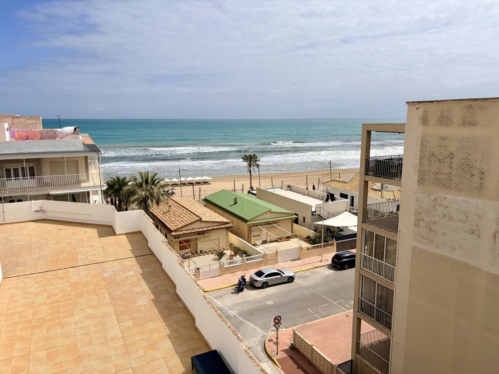 3 bedroom Beach Apartment for sale in Guardamar del Segura with garage - € 224,000 (Ref: 9738425)