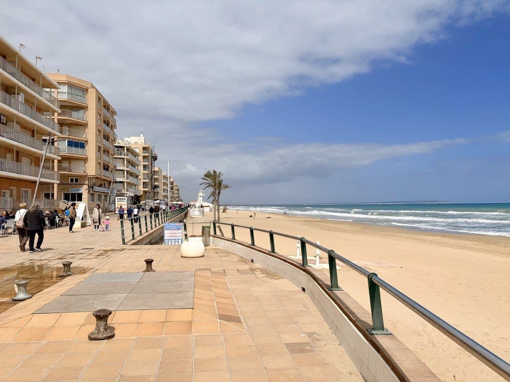 3 bedroom Beach Apartment for sale in Guardamar del Segura with garage - € 224,000 (Ref: 9738425)
