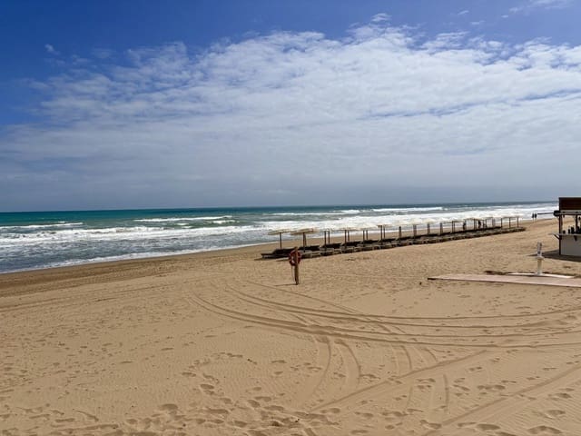 3 soveværelse Strandlejlighed til salg i Zona Pueblo, Guardamar del Segura med garage - € 224.000 (Ref: 9738425)