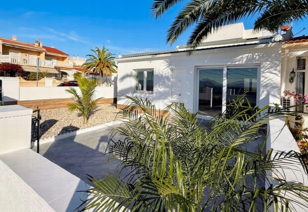 3 bedroom Villa for sale in Rojales with pool garage - € 249,000 (Ref: 9741672)
