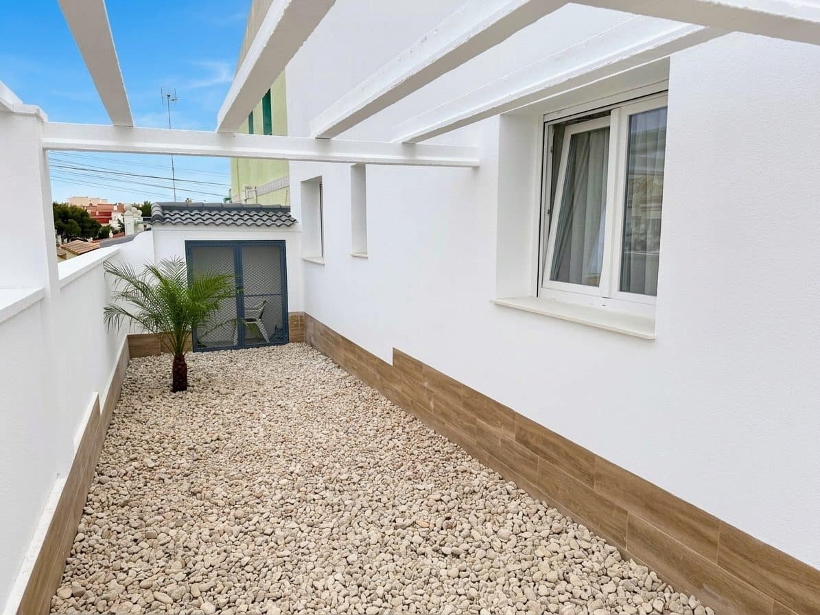 3 bedroom Villa for sale in Rojales with pool garage - € 249,000 (Ref: 9741672)