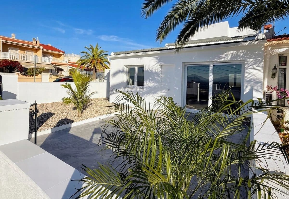 3 bedroom Villa for sale in Rojales with pool garage - € 249,000 (Ref: 9741672)