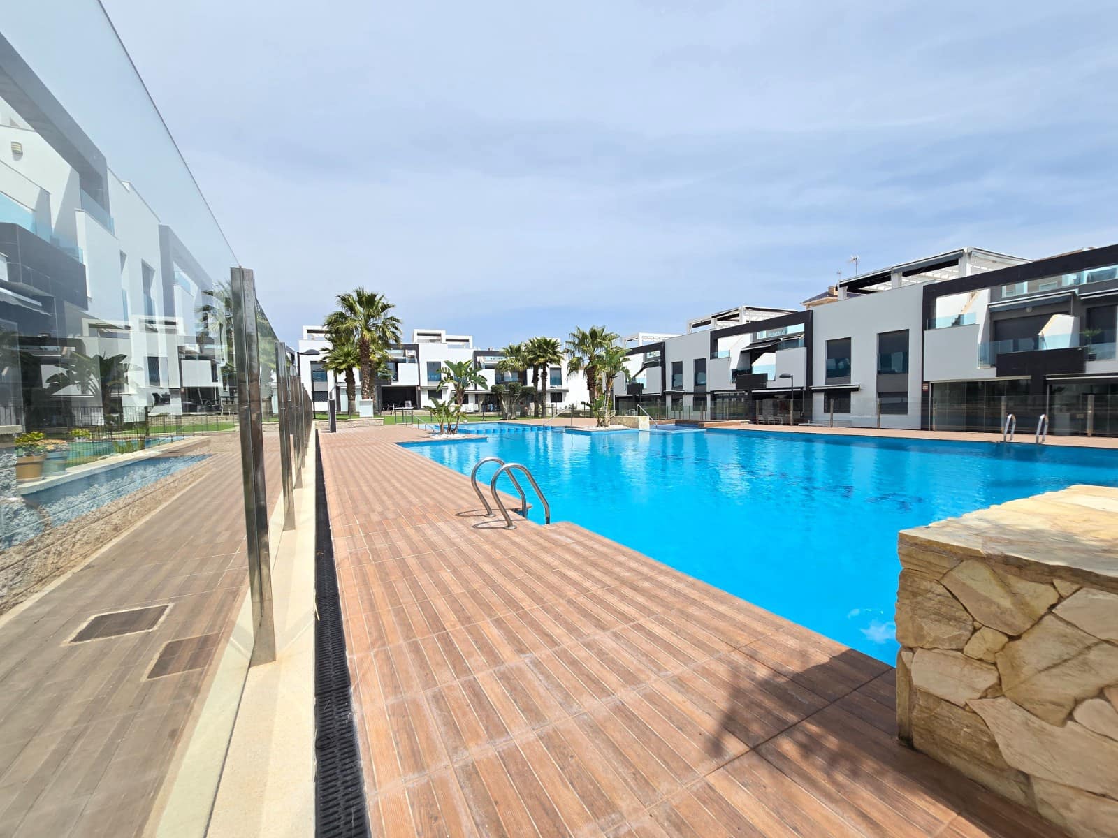 2 soverom Leilighet til salgs i Orihuela Costa med svømmebasseng garasje - € 259 900 (Ref: 9751862)
