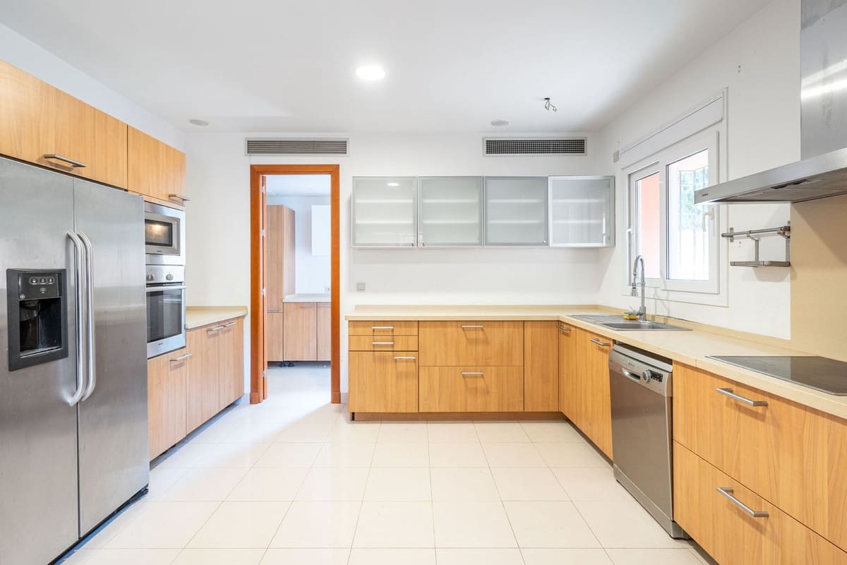 4 bedroom Villa for sale in Sotogrande with garage - € 1,100,000 (Ref: 9758807)