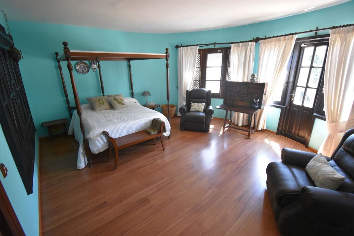 4 soveværelse Villa til salg i Mijas Costa med swimmingpool garage - € 1.399.000 (Ref: 9758812)