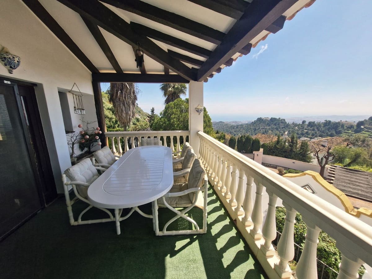 4 soveværelse Villa til salg i Mijas Costa med swimmingpool garage - € 1.399.000 (Ref: 9758812)