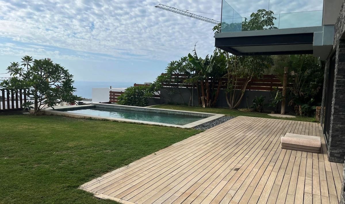 5 soveværelse Villa til salg i Mijas Costa med swimmingpool garage - € 1.600.000 (Ref: 9758813)