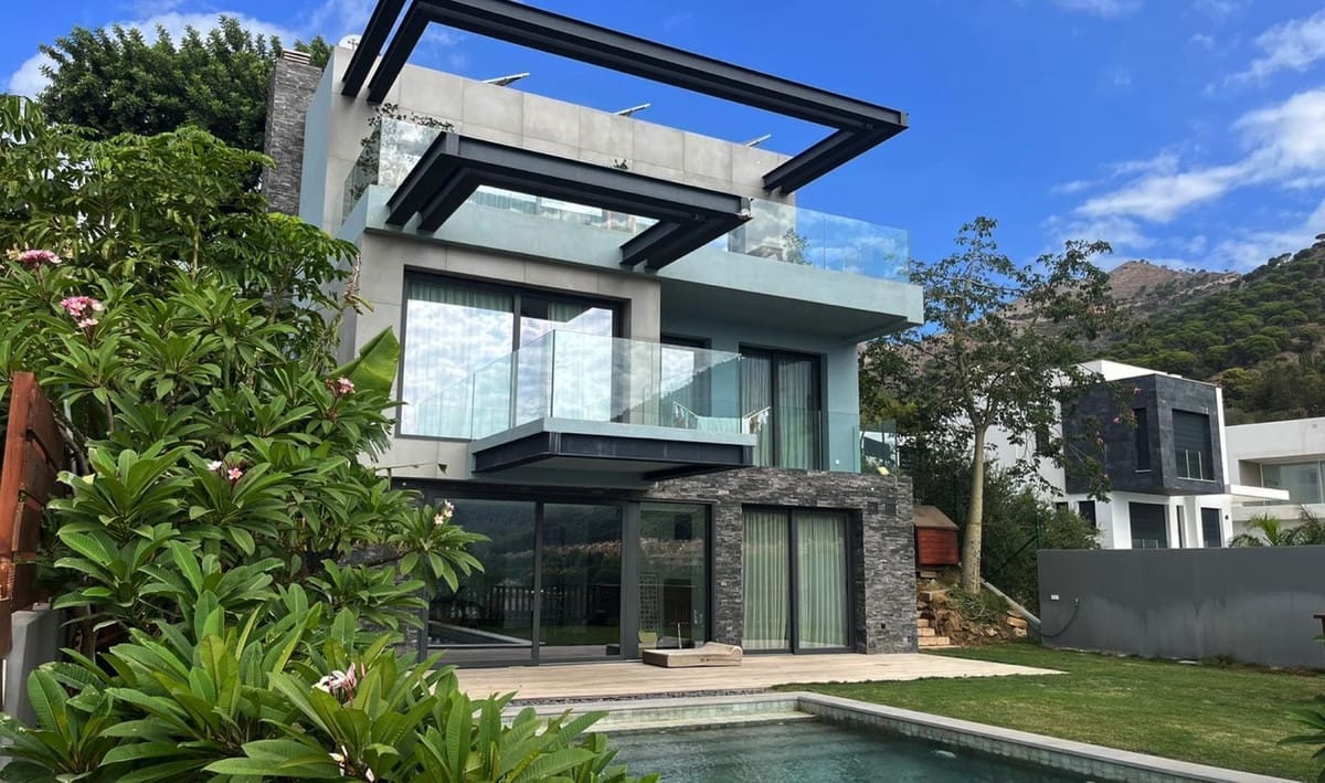 5 bedroom Villa for sale in Mijas Costa with pool garage - € 1,600,000 (Ref: 9758813)