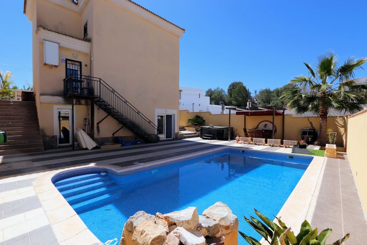 3 bedroom Villa for sale in Villamartin with pool - € 369,000 (Ref: 9761871)