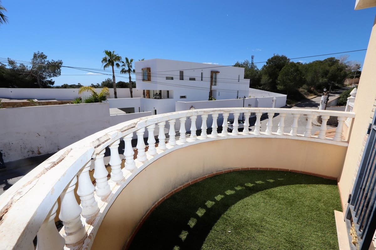 3 bedroom Villa for sale in Villamartin with pool - € 369,000 (Ref: 9761871)