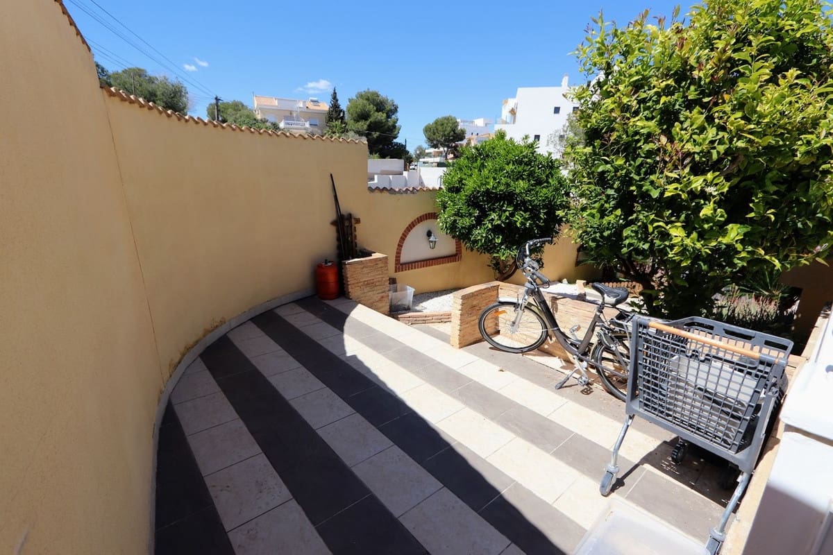 3 bedroom Villa for sale in Villamartin with pool - € 369,000 (Ref: 9761871)