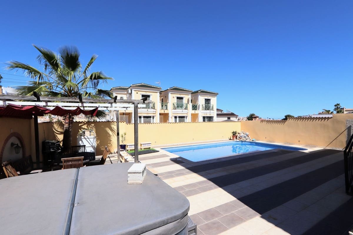 3 bedroom Villa for sale in Villamartin with pool - € 369,000 (Ref: 9761871)