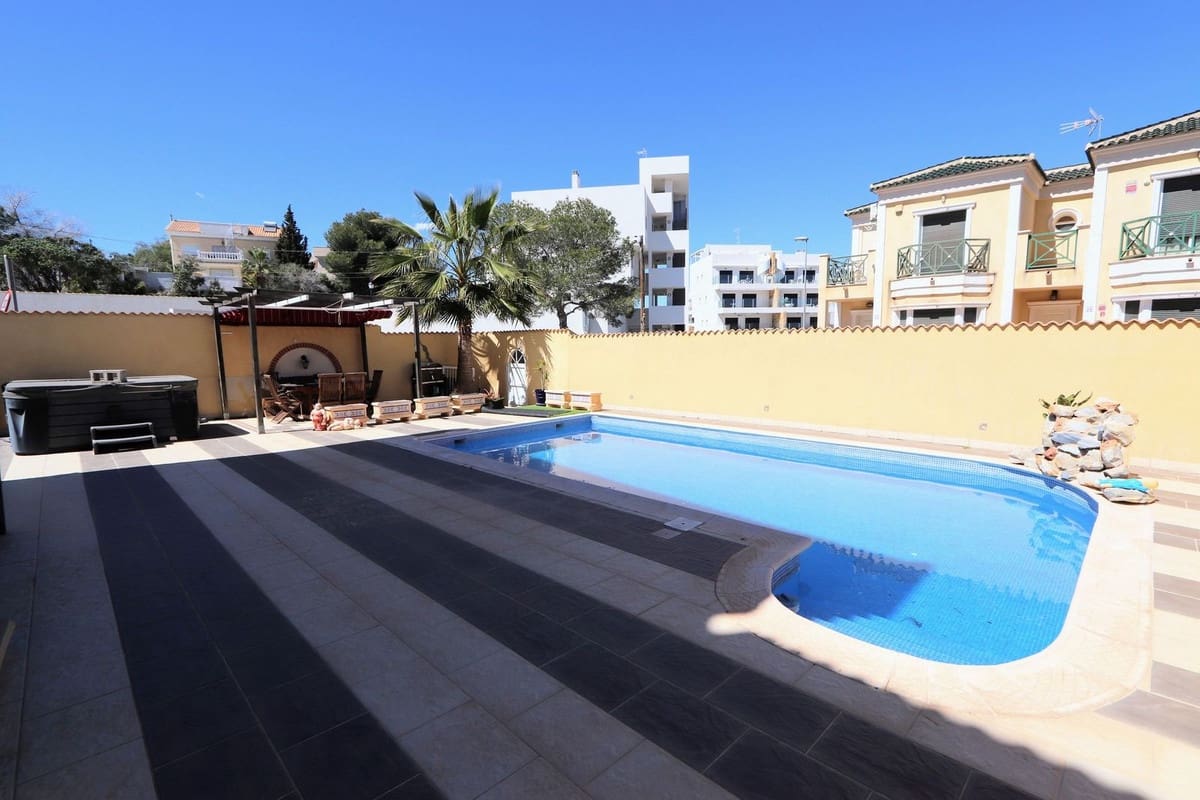 3 bedroom Villa for sale in Villamartin with pool - € 369,000 (Ref: 9761871)