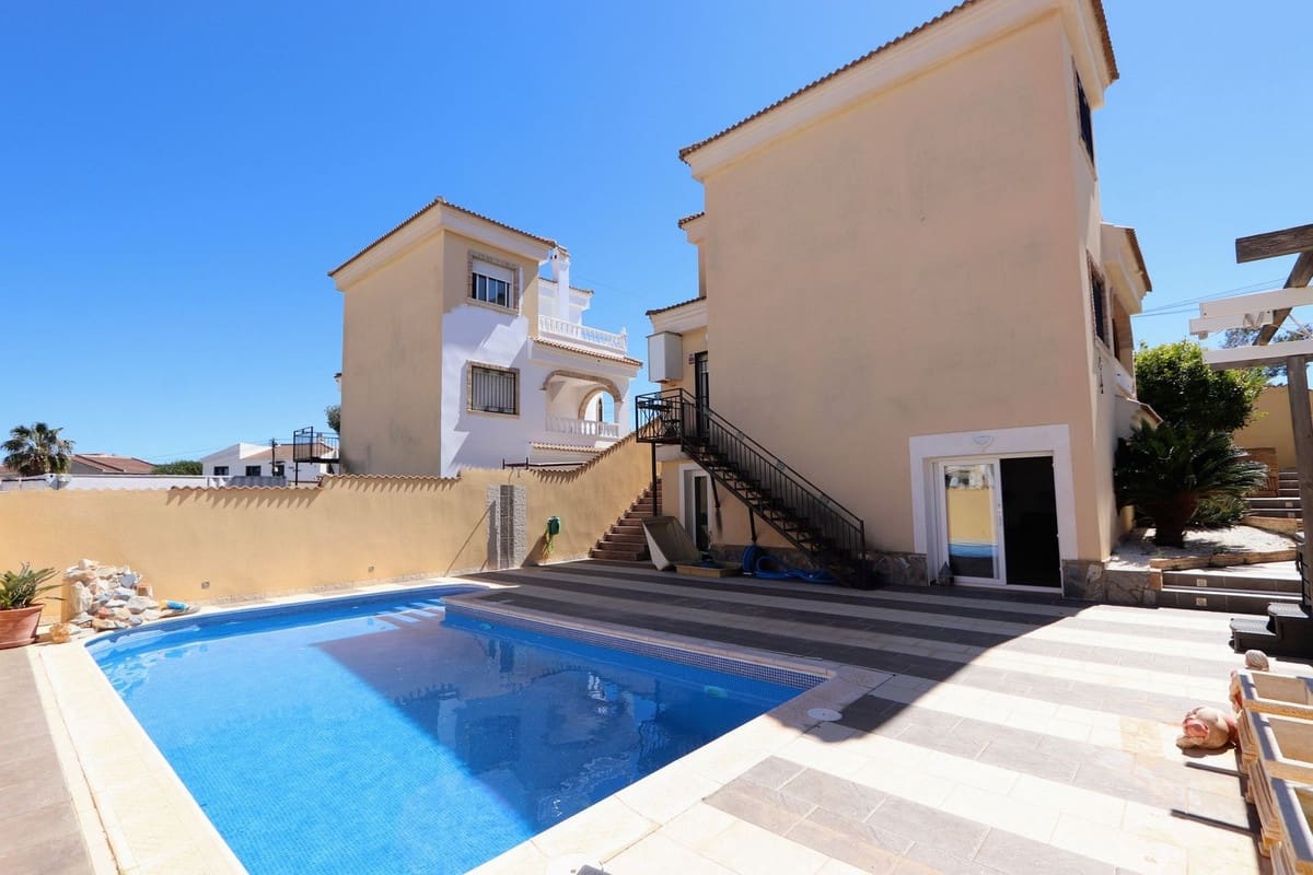 3 bedroom Villa for sale in Villamartin with pool - € 369,000 (Ref: 9761871)