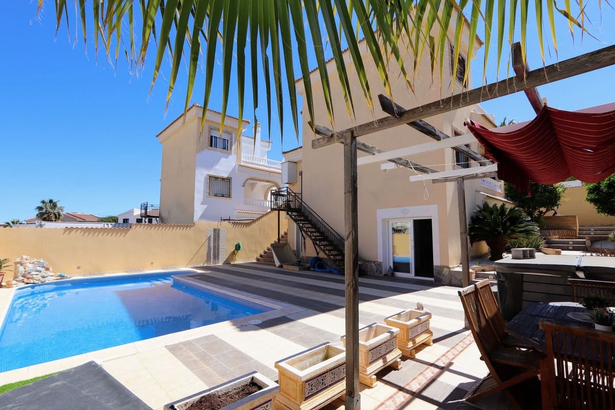 3 bedroom Villa for sale in Villamartin with pool - € 369,000 (Ref: 9761871)