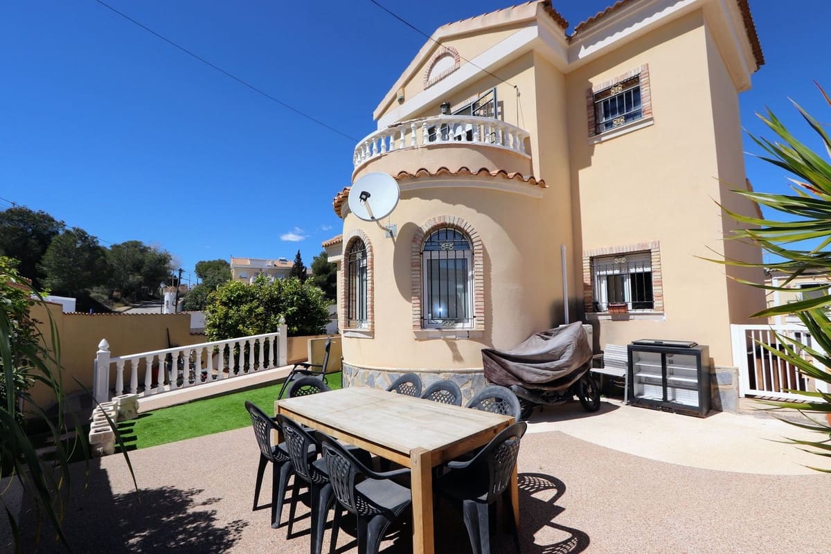 3 bedroom Villa for sale in Villamartin with pool - € 369,000 (Ref: 9761871)