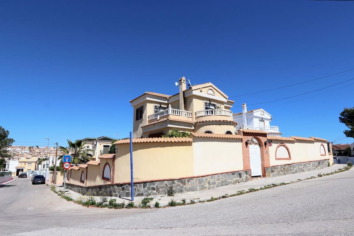 3 bedroom Villa for sale in Villamartin with pool - € 369,000 (Ref: 9761871)