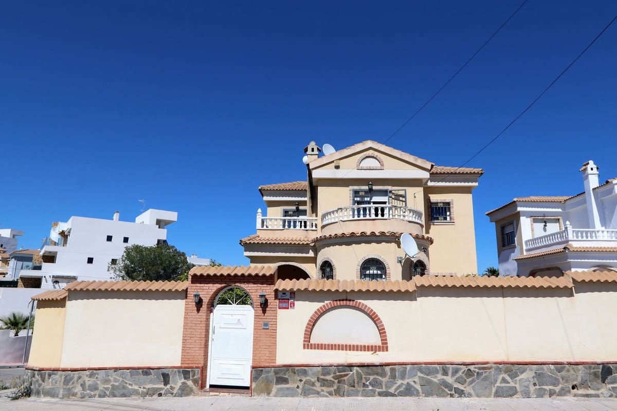 3 bedroom Villa for sale in Villamartin with pool - € 369,000 (Ref: 9761871)