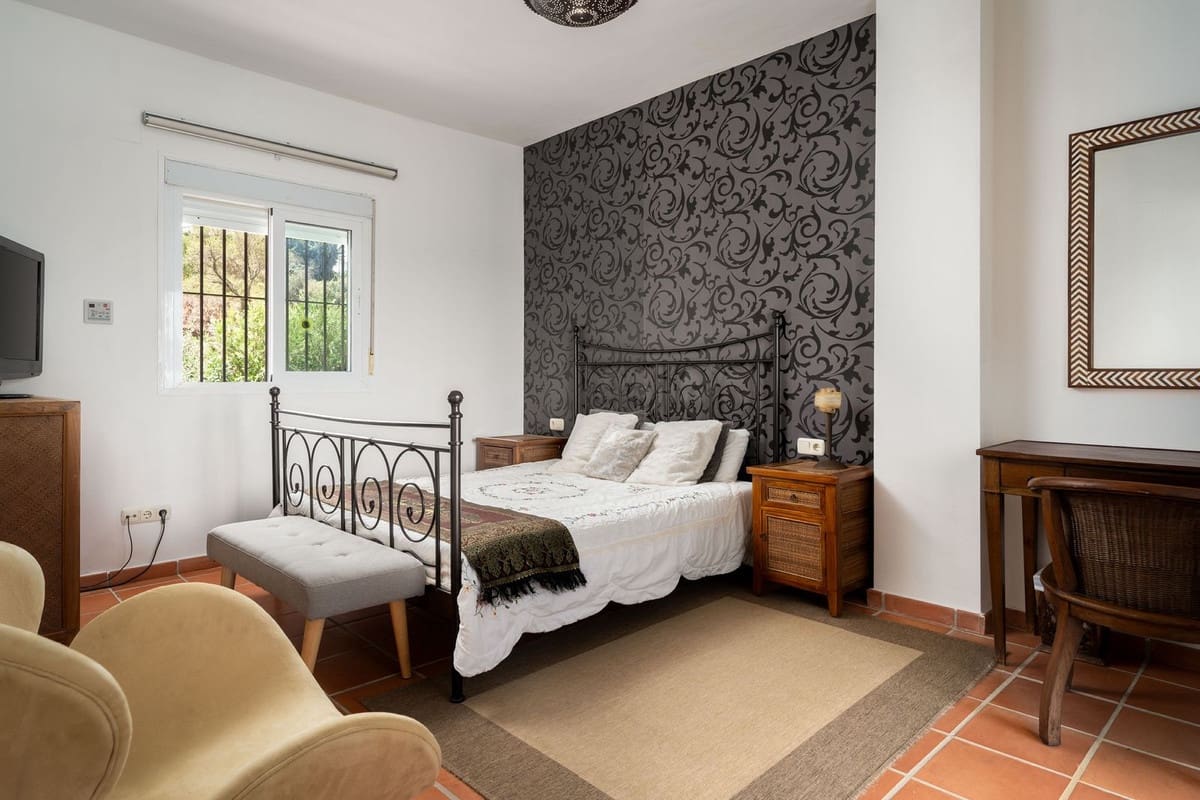 5 bedroom Villa for sale in Sotogrande - € 980,000 (Ref: 9763591)