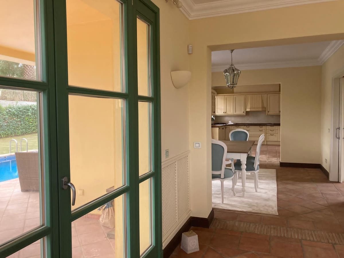 6 soveværelse Byhus til salg i Sotogrande med swimmingpool garage - € 1.250.000 (Ref: 9763593)