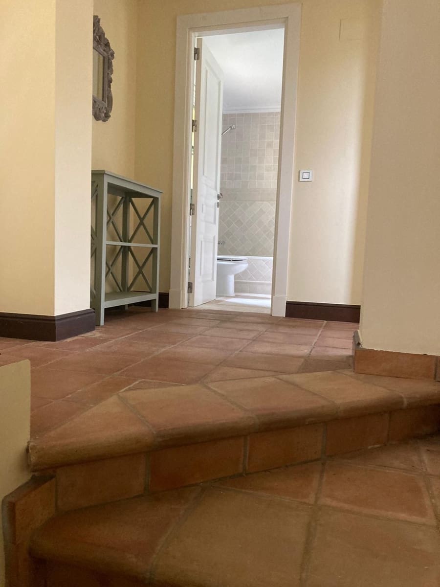 6 soveværelse Byhus til salg i Sotogrande med swimmingpool garage - € 1.250.000 (Ref: 9763593)