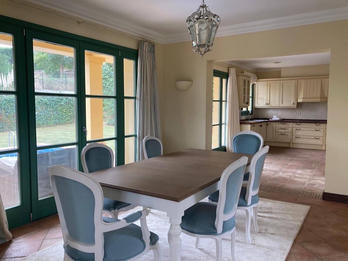 6 soveværelse Byhus til salg i Sotogrande med swimmingpool garage - € 1.250.000 (Ref: 9763593)
