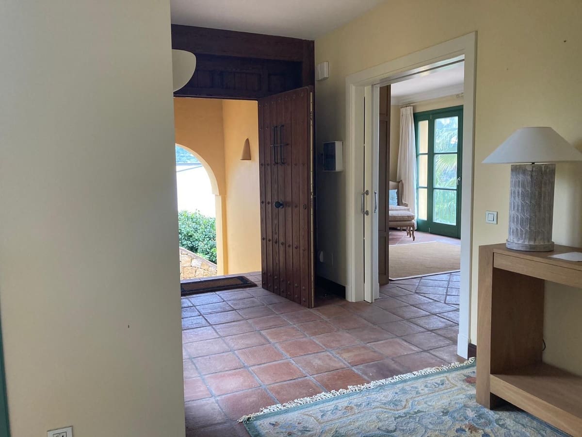 6 soveværelse Byhus til salg i Sotogrande med swimmingpool garage - € 1.250.000 (Ref: 9763593)
