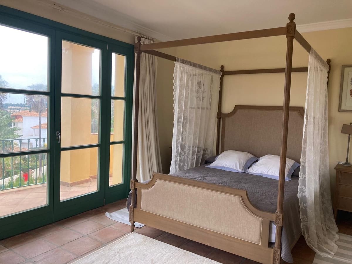 6 soveværelse Byhus til salg i Sotogrande med swimmingpool garage - € 1.250.000 (Ref: 9763593)
