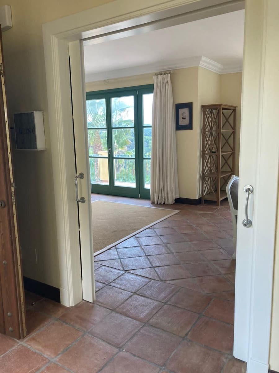 6 soveværelse Byhus til salg i Sotogrande med swimmingpool garage - € 1.250.000 (Ref: 9763593)