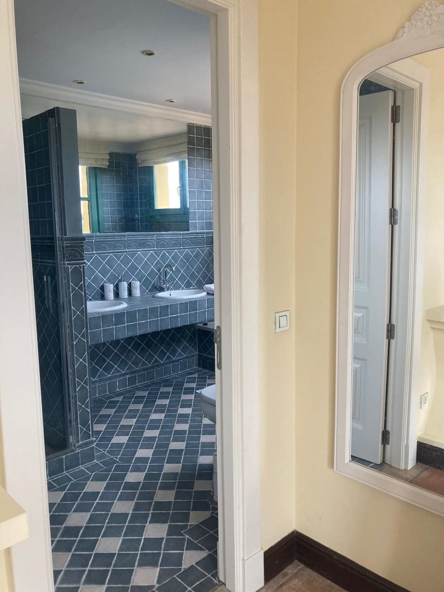 6 soveværelse Byhus til salg i Sotogrande med swimmingpool garage - € 1.250.000 (Ref: 9763593)