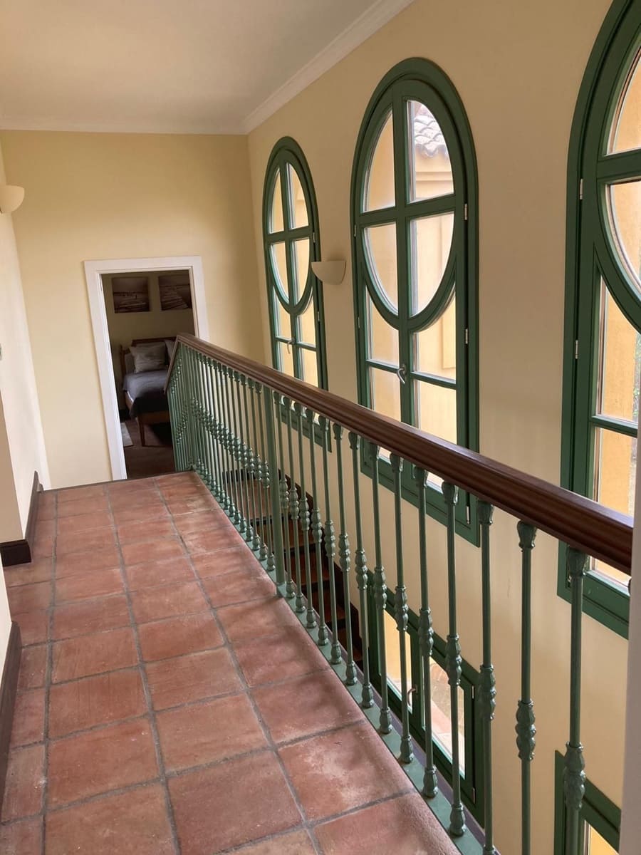 6 soveværelse Byhus til salg i Sotogrande med swimmingpool garage - € 1.250.000 (Ref: 9763593)