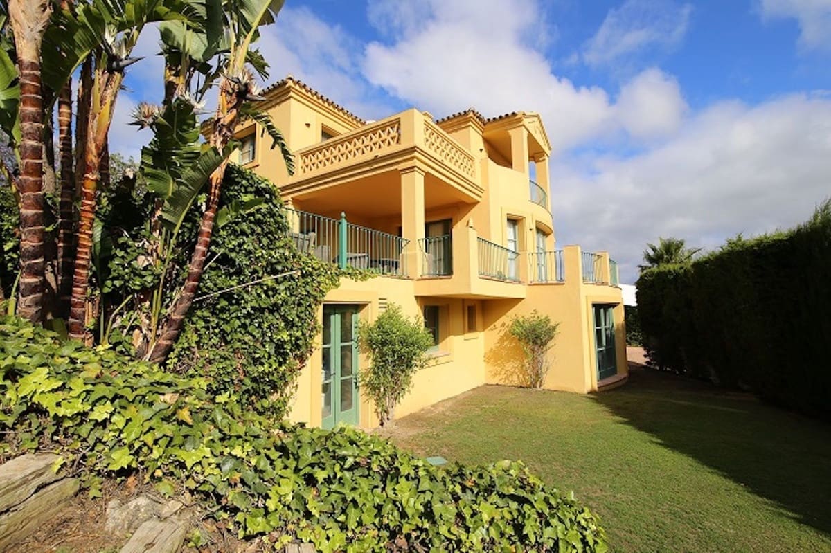 6 soveværelse Byhus til salg i Sotogrande med swimmingpool garage - € 1.250.000 (Ref: 9763593)