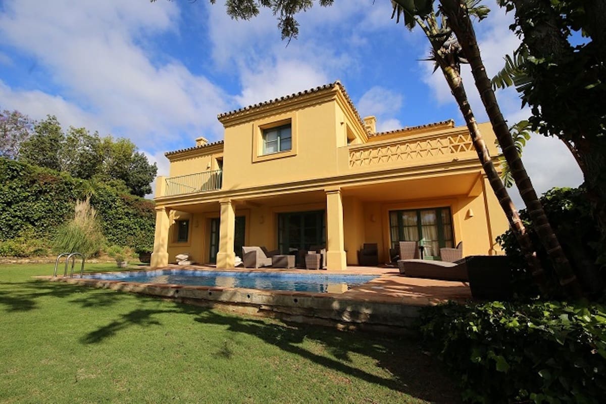 6 soveværelse Byhus til salg i Sotogrande med swimmingpool garage - € 1.250.000 (Ref: 9763593)