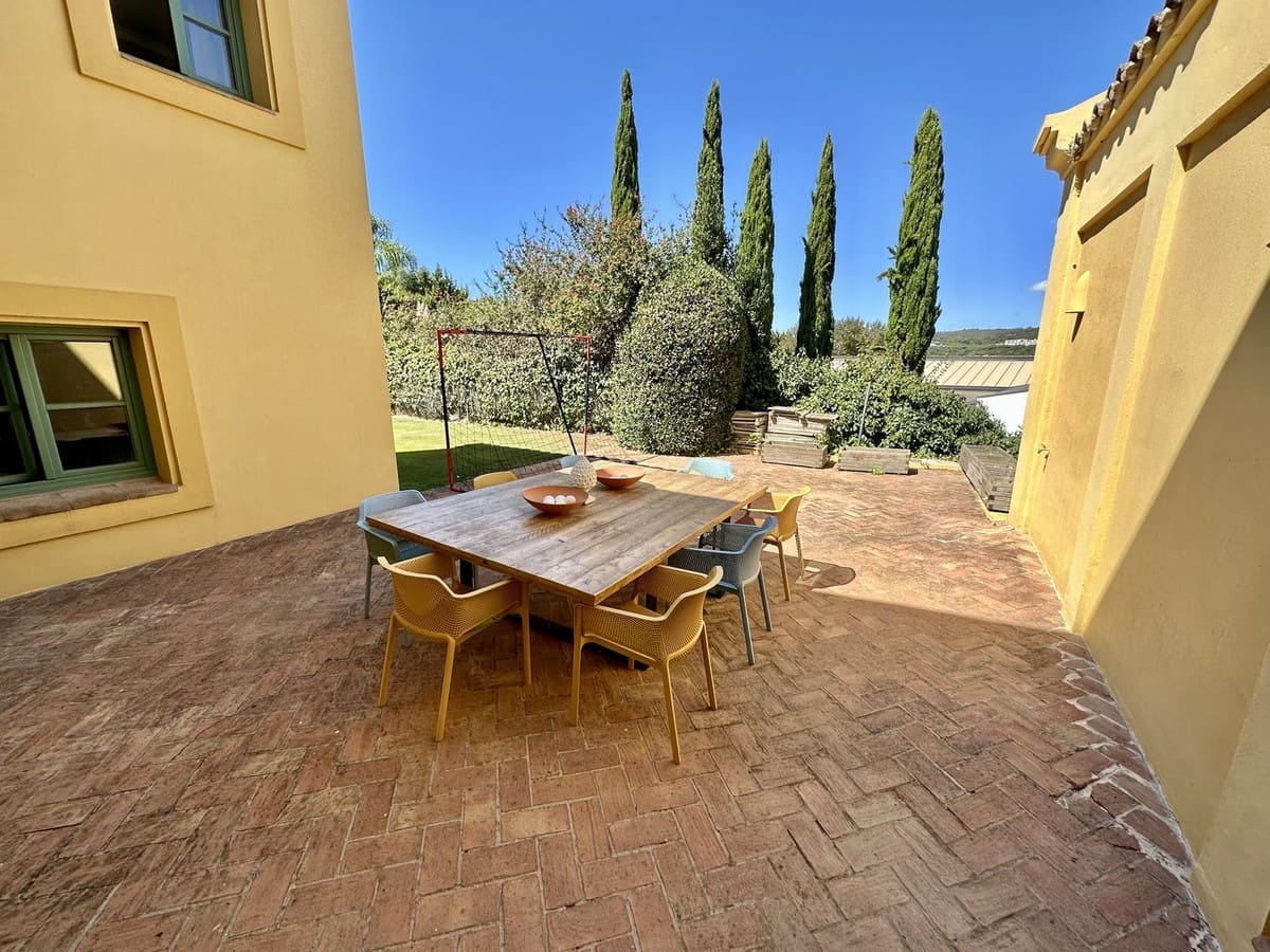 6 soveværelse Byhus til salg i Sotogrande med swimmingpool garage - € 1.250.000 (Ref: 9763593)