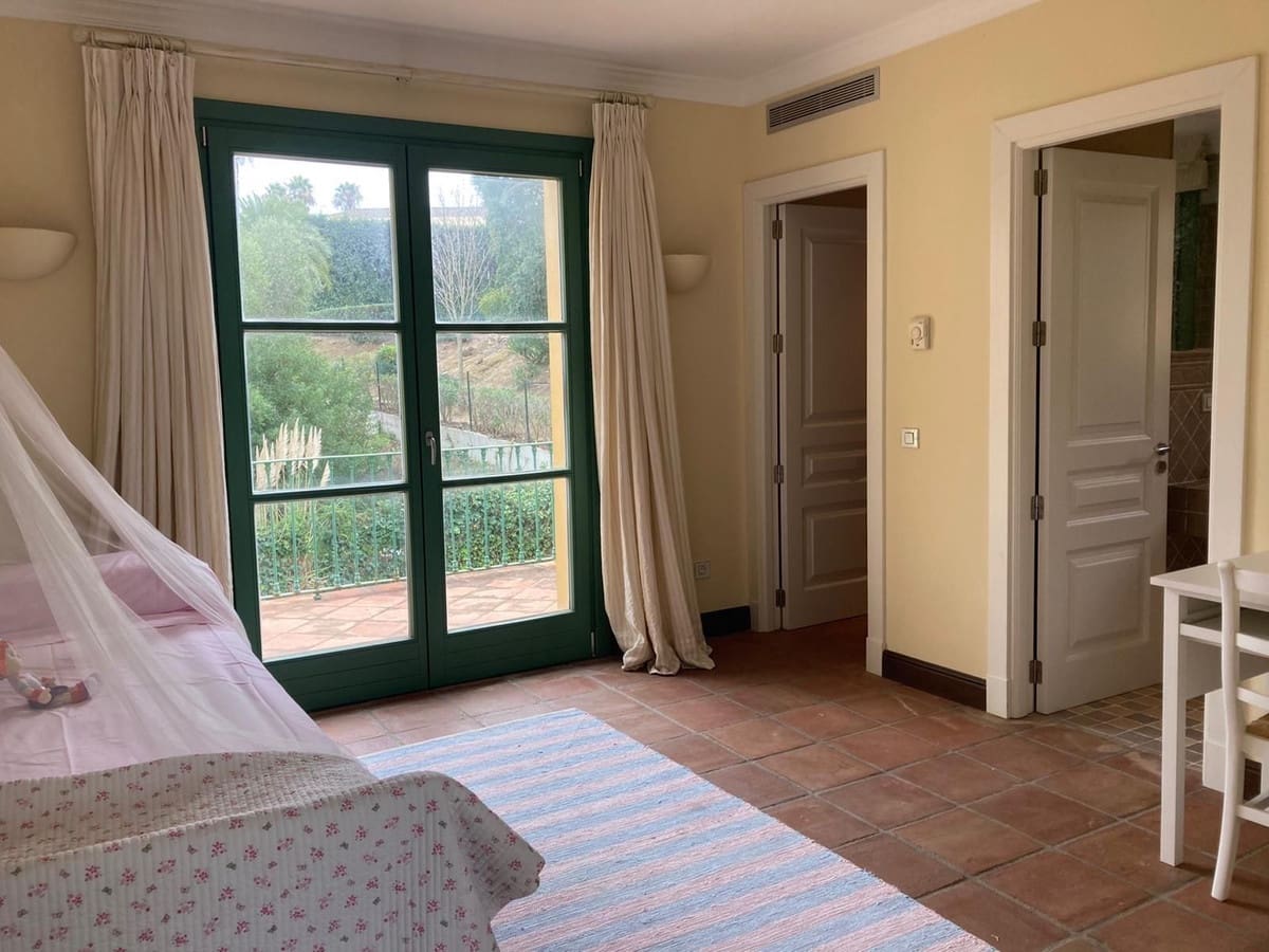 6 soveværelse Byhus til salg i Sotogrande med swimmingpool garage - € 1.250.000 (Ref: 9763593)