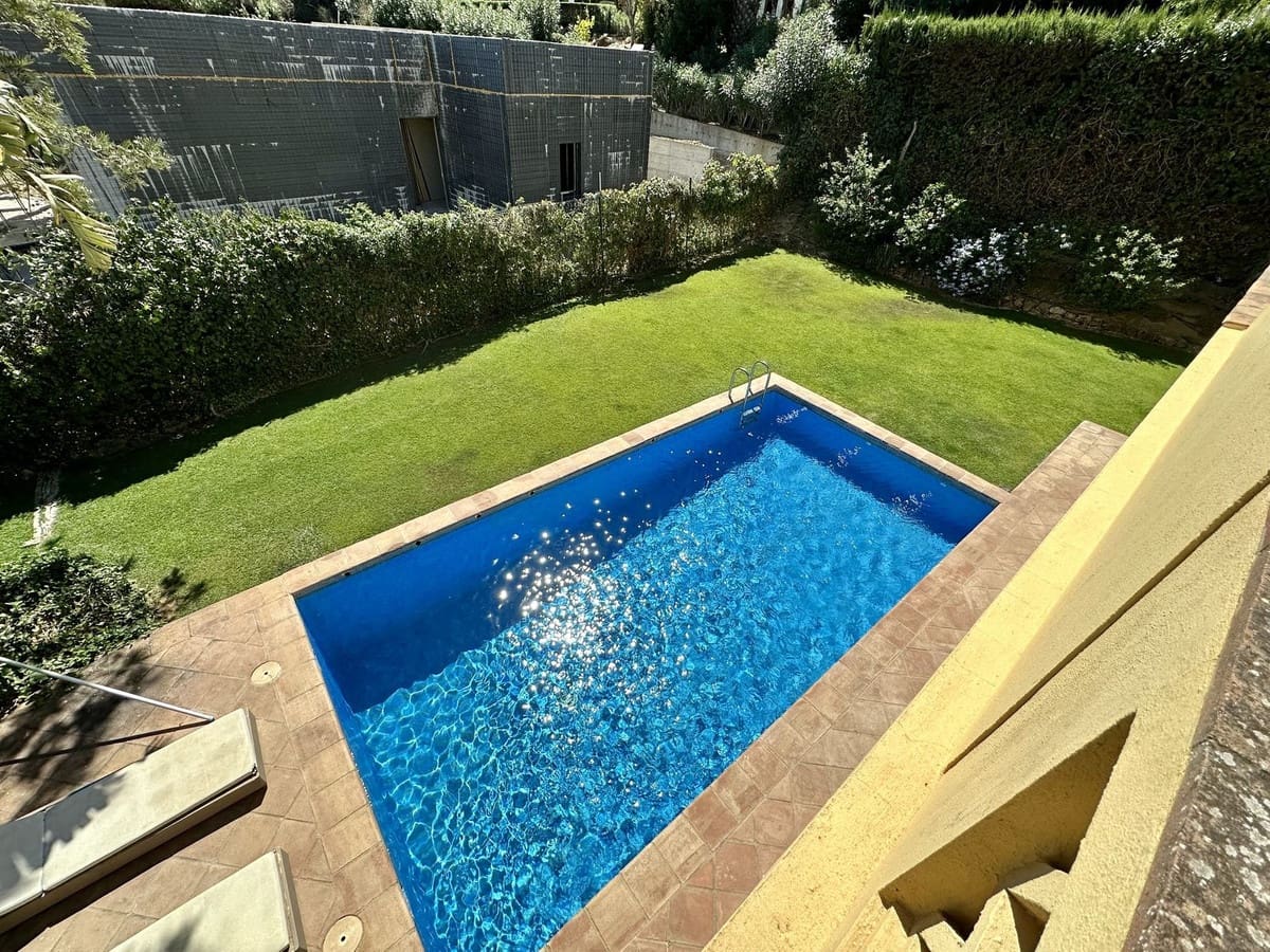 6 soveværelse Byhus til salg i Sotogrande med swimmingpool garage - € 1.250.000 (Ref: 9763593)